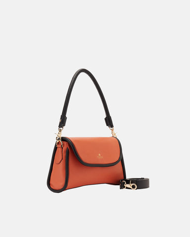 Borsa a Tracolla Modello Linda nella variante Messanger Apricot con dettagli in Nero. Dalle dimensioni medie, elegante e raffinata nel design. Uno scomparto dalle medie dimensioni a chiusura zip. Due le tracolle in dotazione per una doppia portabilità. Metalleria color oro lucido. Interno in tessuto logato color crema con comoda e utile tasca a chiusura zip.