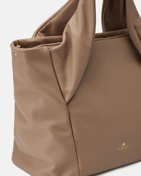 <span style="vertical-align: inherit;">Una Borsa Shopping morbidissima nella colorazione Caramel realizzata in Vitello nappato. </span><span style="vertical-align: inherit;">Comoda da portare a mano oppure tramite tracolla amovibile. </span><span style="vertical-align: inherit;">Ampia internamente, rivestita in tessuto logato con scomparto a chiusura zip.</span>