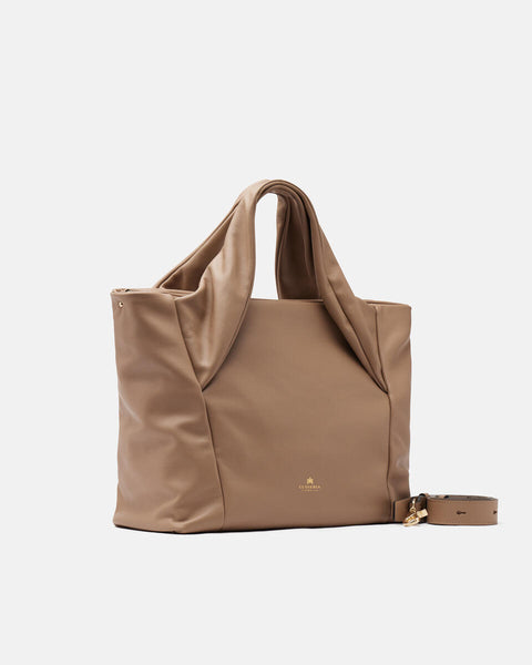 <span style="vertical-align: inherit;">Una Borsa Shopping morbidissima nella colorazione Caramel realizzata in Vitello nappato. </span><span style="vertical-align: inherit;">Comoda da portare a mano oppure tramite tracolla amovibile. </span><span style="vertical-align: inherit;">Ampia internamente, rivestita in tessuto logato con scomparto a chiusura zip.</span>