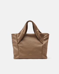 <span style="vertical-align: inherit;">Una Borsa Shopping morbidissima nella colorazione Caramel realizzata in Vitello nappato. </span><span style="vertical-align: inherit;">Comoda da portare a mano oppure tramite tracolla amovibile. </span><span style="vertical-align: inherit;">Ampia internamente, rivestita in tessuto logato con scomparto a chiusura zip.</span>