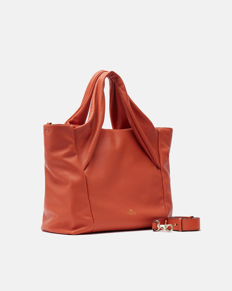 Una Borsa Shopping morbidissima nella colorazione Arancio realizzata in vitello nappato. Comoda da portare a mano oppure tramite tracolla amovibile. Ampia internamente, rivestita in tessuto logato con scomparto a chiusura zip.