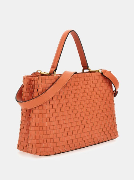 Borsa Modello Lisbet Guess nella colorazione Arancione. Un modello ad intreccio da portare a mano oppure a tracolla. Metalleria color oro lucido. Doppio scomparto a chiusura a bottone magnetico. Tracolla amovibile in dotazione. Elegante e di tendenza.