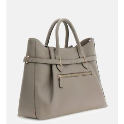 GUESS Yesba grigia in similpelle effetto Saffiano, con chiusura zip, tracolla regolabile e removibile. Dimensioni 37×29×12 cm.