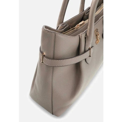 GUESS Yesba grigia in similpelle effetto Saffiano, con chiusura zip, tracolla regolabile e removibile. Dimensioni 37×29×12 cm.