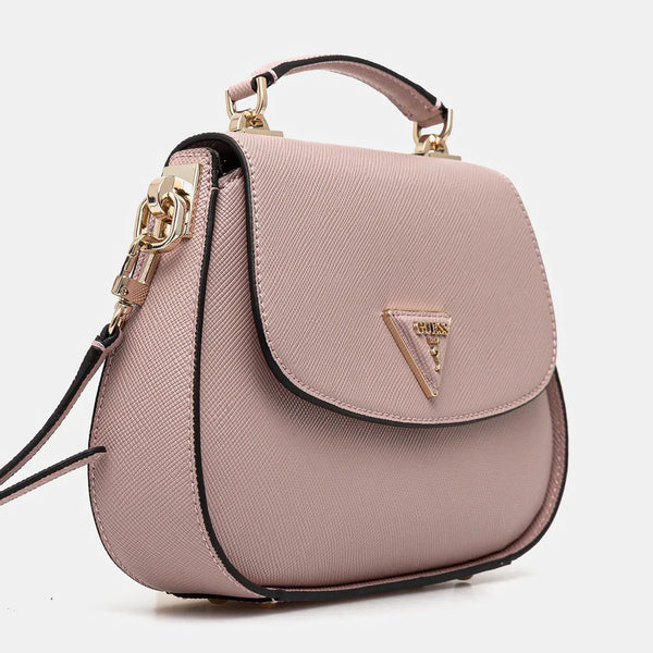 Inquadratura laterale prospettica della borsa Guess Eco Jazlynn color rosa confetto, che mostra lo spessore compatto, le rifiniture nere dei bordi e la tracolla agganciata con moschettone.