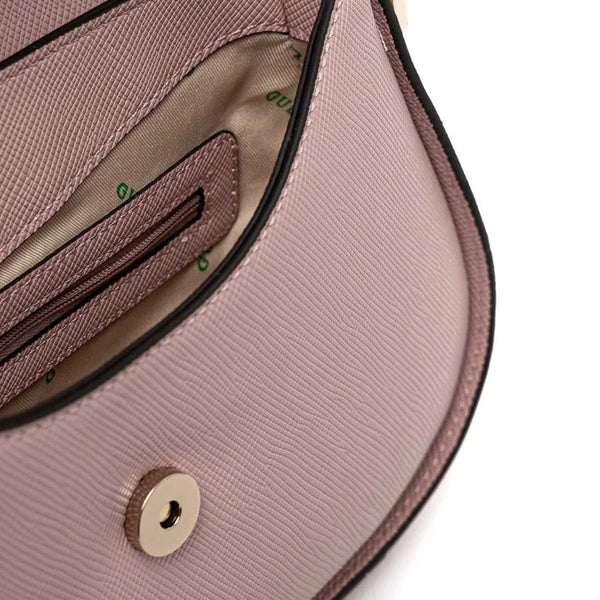 Interno aperto della borsa Guess Eco Jazlynn rosa, che mette in risalto la tasca protettiva con zip e la fodera in tessuto beige con monogramma Guess stampato.