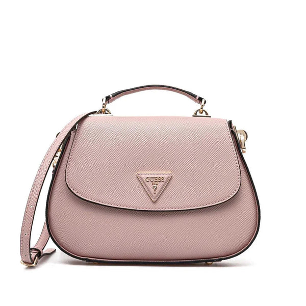 Foto frontale della borsa a mano e tracolla Guess Eco Jazlynn rosa, evidenziando la forma simmetrica, la patta arrotondata e lo stemma triangolare metallico dorato sul fronte.
