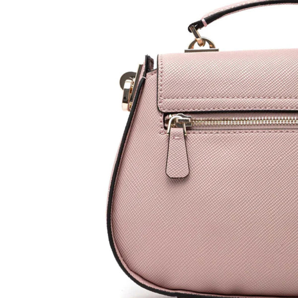 Primo piano della sezione posteriore della borsa Guess Eco Jazlynn in pelle sintetica saffiano rosa, focalizzato sulla cerniera lampo in metallo dorato e sul manico cucito a mano.