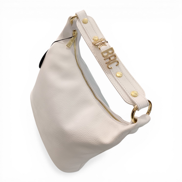 Scopri la borsa a tracolla e spalla MBRC H149 di Massimo Braccialini. In vera pelle martellata Bianca, con iconico lettering gioiello 3D Gold e doppia tracolla regolabile. Design capiente e versatilità Made in Italy per ogni outfit.