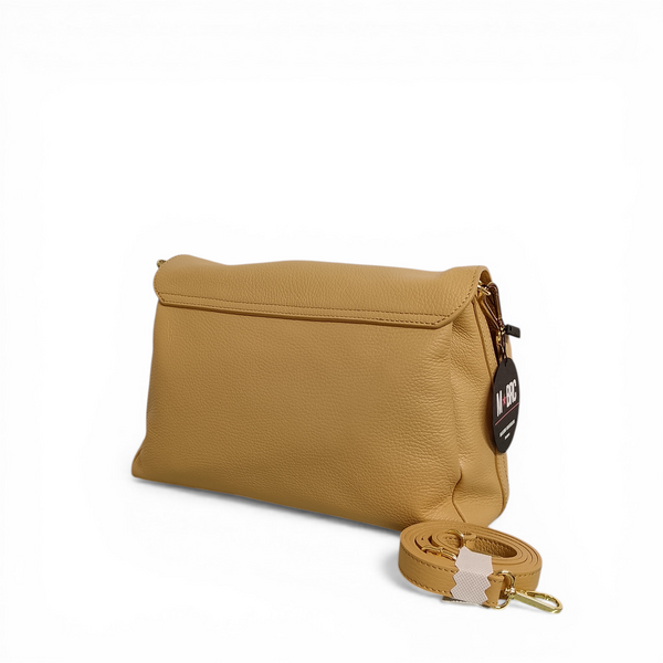 Borsa a spalla MBRC Onda camel con manico intrecciato; vista interna borsa con tre scomparti; dettaglio borsa in vera pelle camel.