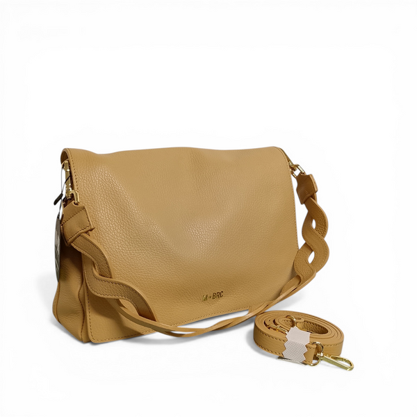 Borsa a spalla MBRC Onda camel con manico intrecciato; vista interna borsa con tre scomparti; dettaglio borsa in vera pelle camel.