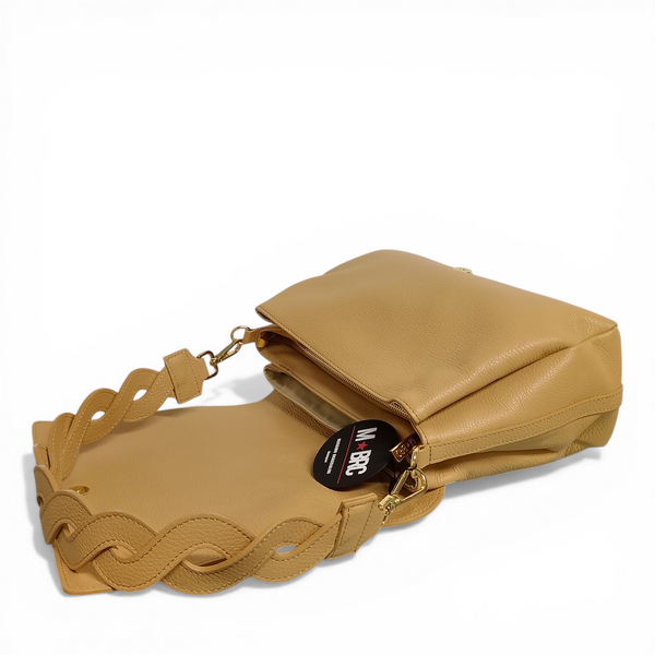 Borsa a spalla MBRC Onda camel con manico intrecciato; vista interna borsa con tre scomparti; dettaglio borsa in vera pelle camel.