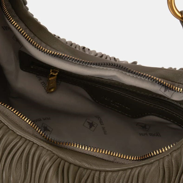 Una Borsa a Spalla che unisce eleganza, comfort e originalità caratterizzata da un Design a mezzaluna dalle linee morbide.