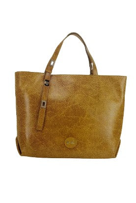 Borsa Shopping M★BRC by Massimo Braccialini realizzata in vera pelle effetto marmoreo. Qualità e originalità in un solo accessorio. Una Borsa medio grande, morbida al tatto. Di colore Ocre dal design ricercato. Particolari gli spallacci regolabili per portarla a mano oppure a spalla, adatta quindi ad ogni stagione dell'anno. Dettagli color oro. Internamente rivestita in tessuto con pratica tasca a chiusura zip. Chiusura zip a monte.