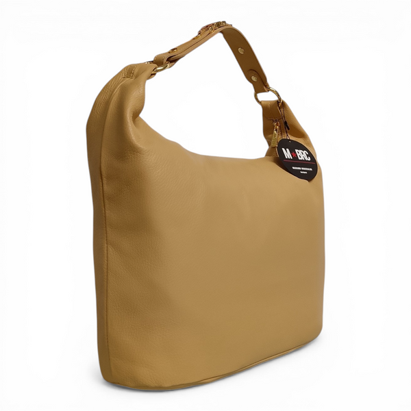 Scopri la borsa a spalla MBRC H149 di Massimo Braccialini. In vera pelle martellata color Camel, con dettaglio lettering gioiello e design capiente. Eleganza italiana per ogni tuo outfit.