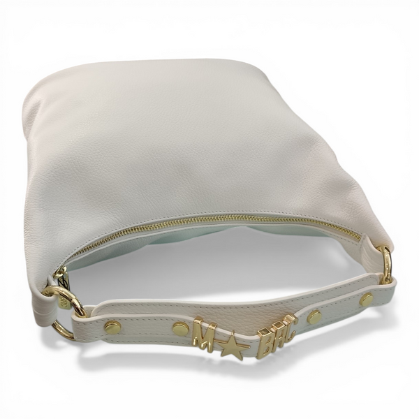 Eleganza compatta: scopri la borsa MBRC H150 di Massimo Braccialini. In vera pelle martellata bianca, con iconico lettering 3D Gold. La borsa perfetta per le tue serate.