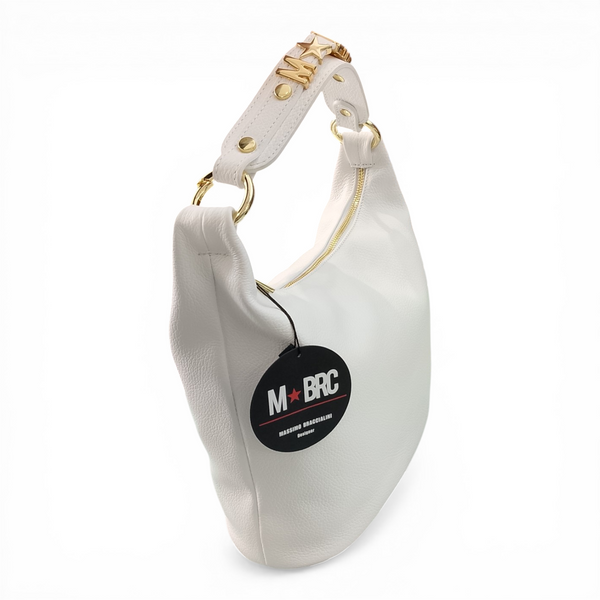 Eleganza compatta: scopri la borsa MBRC H150 di Massimo Braccialini. In vera pelle martellata bianca, con iconico lettering 3D Gold. La borsa perfetta per le tue serate.
