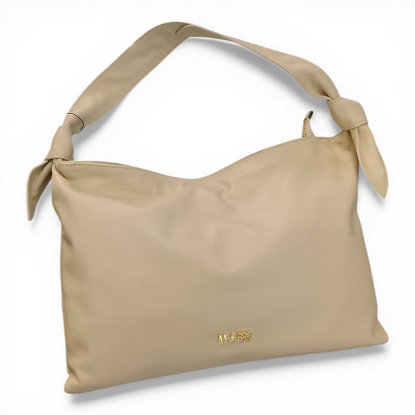 Scopri la borsa MBRC Petali in vera pelle beige (H157). Design fluido di Massimo Braccialini, nodi artigianali e eleganza Made in Italy.