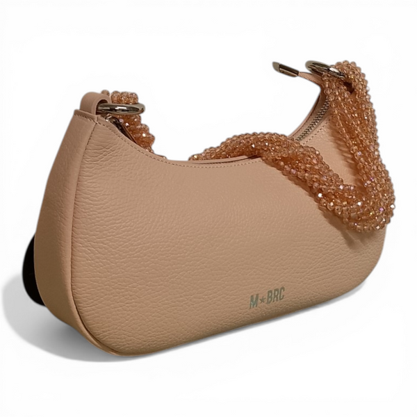 Scopri la borsa a spalla MBRC Gemma in color cipria. Massimo Braccialini firma un accessorio femminile ed elegante, arricchito da un esclusivo manico gioiello. Il tocco romantico per il tuo stile.