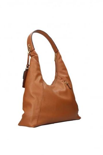 Borsa Guess Loryn Marrone a spalla.