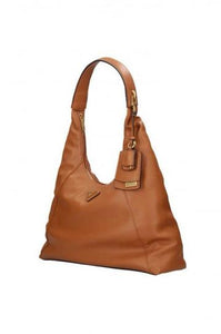 Borsa Guess Loryn Marrone a spalla.