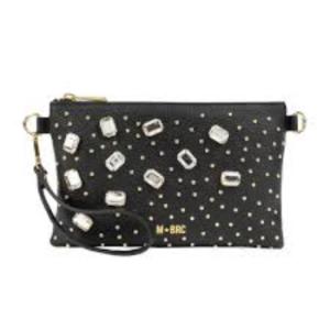 pochette mbrc in pelle di colore nero con strass e punti luce elegante e raffinata con tracolla metallica.