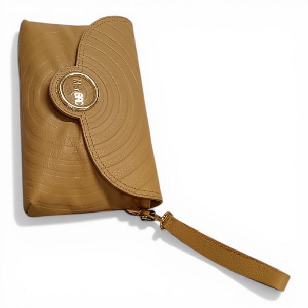 "Pochette MBRC Round H215 Camel vista frontale con polsiera"* e "Dettaglio logo dorato e lavorazione a sbalzo borsa MBRC Camel".