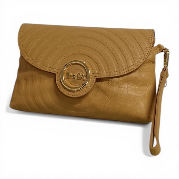 "Pochette MBRC Round H215 Camel vista frontale con polsiera"* e "Dettaglio logo dorato e lavorazione a sbalzo borsa MBRC Camel".