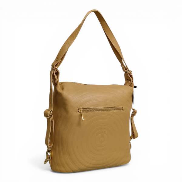 Ricordati di impostare l'Alt Text per l'immagine del prodotto come: "Zaino trasformabile in pelle MBRC Round H207 Camel vista frontale con maxi fibbia dorata" e "Zaino MBRC Round H207 Camel vista laterale con anelli metallici".