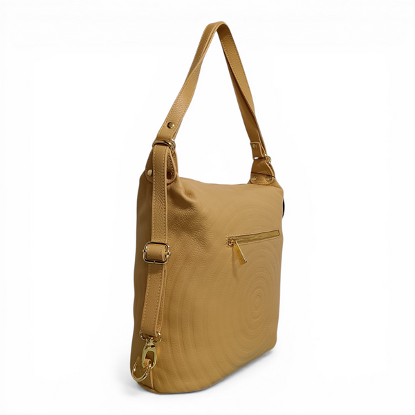 Ricordati di impostare l'Alt Text per l'immagine del prodotto come: "Zaino trasformabile in pelle MBRC Round H207 Camel vista frontale con maxi fibbia dorata" e "Zaino MBRC Round H207 Camel vista laterale con anelli metallici".