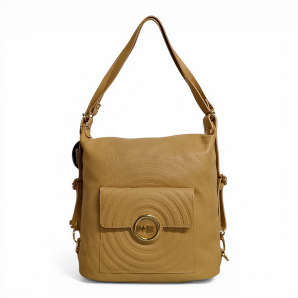 Ricordati di impostare l'Alt Text per l'immagine del prodotto come: "Zaino trasformabile in pelle MBRC Round H207 Camel vista frontale con maxi fibbia dorata" e "Zaino MBRC Round H207 Camel vista laterale con anelli metallici".