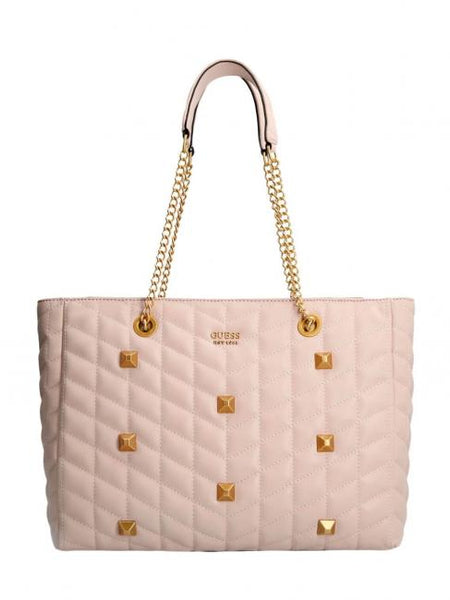 Borsa Guess a spalla nella colorazione rosa caratterizzata da borchie metalliche nella parte frontale. Foderata all'interno con tessuto logato e pratiche tasche tra cui una con chiusura zip. Tasca veloce sul retro e chiusura zip centrale.