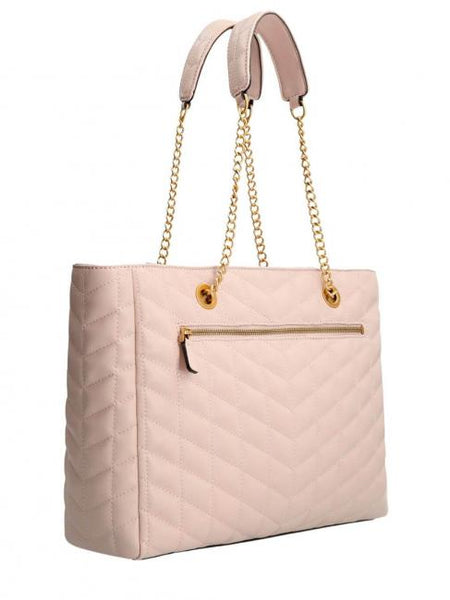 Borsa Guess a spalla nella colorazione rosa caratterizzata da borchie metalliche nella parte frontale. Foderata all'interno con tessuto logato e pratiche tasche tra cui una con chiusura zip. Tasca veloce sul retro e chiusura zip centrale.